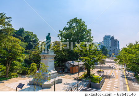日本的東京城市景觀，可俯瞰Kudanshita站附近的Kudanzaka公園= 8月15日 68643140
