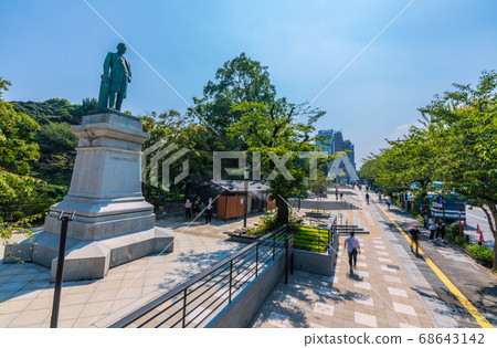 日本的東京城市景觀，可俯瞰Kudanshita站附近的Kudanzaka公園= 8月15日 68643142