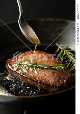 在平鍋裡炒牛肉大腿牛排 68645337