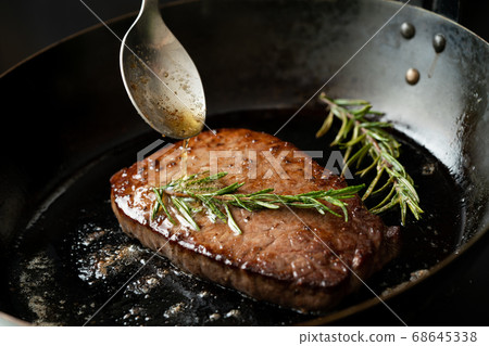 在平鍋裡炒牛肉大腿牛排 在平鍋裡炒牛肉大腿牛排 68645338