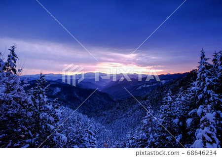 雪山的黎明(奈良縣吉野縣野信川村) 雪山的黎明(奈良縣吉野縣野信川村) 68646234