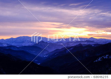 Dawn of a snowy mountain (Nosakogawa Village, Yoshino County, Nara Prefecture) 68646235