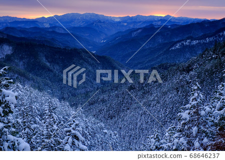 雪山的黎明（奈良縣吉野縣野信川村） 68646237