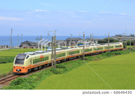 E653 series express train "Inaho" running through the rice-producing Ou Main Line with the Sea of Japan in the background_Photo taken on August 11, 2014 E653 series express train "Inaho" running through the rice-producing Ou Main Line with the Sea of Japan in the background_Photo taken on August 11, 2014 68646430