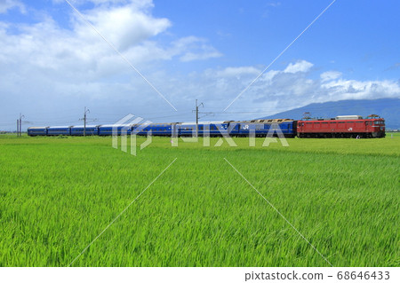 盛夏時節，以岩木山為背景的臥舖特快列車「曙光號」在奧羽本線上行駛_照片拍攝於2014年8月11日 68646433