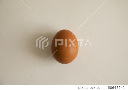在白色背景上的生雞蛋 68647241