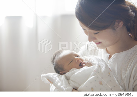 媽媽抱著剛出生的嬰兒 68649043