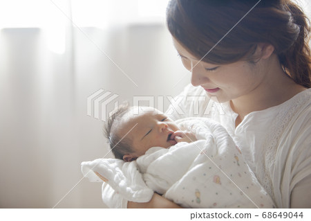 Mother holding a newborn baby 68649044