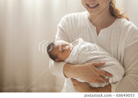 Mother holding a newborn baby 68649055