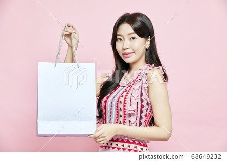 Shopping,shopping bags,gift,dress,dress,young woman Shopping,shopping bags,gift,dress,dress,young woman 68649232