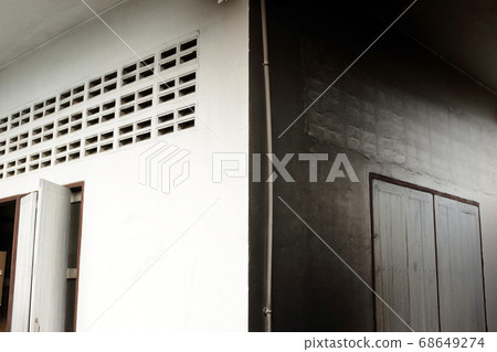 Black and white 68649274