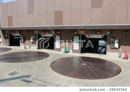 Multistory parking lot and turntable 68649368