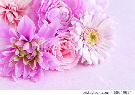 Purple flower arrangement 68649934