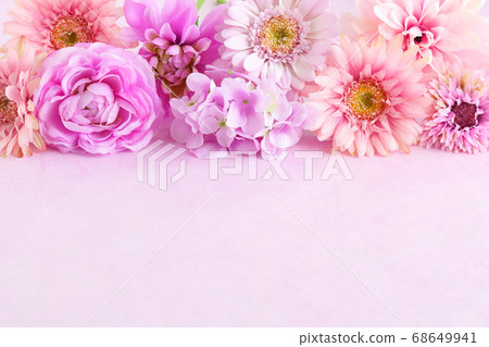 Purple flower arrangement Purple flower arrangement 68649941