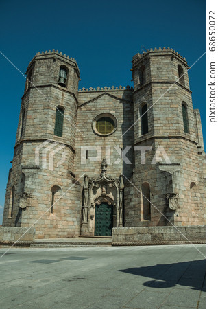 Gothic facade with steeples at the Guarda Cathedral 68650072