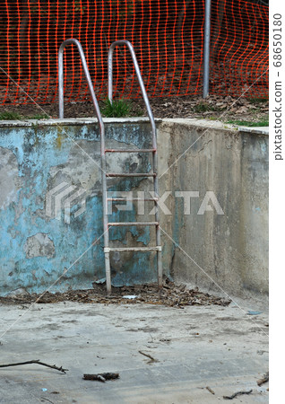 drained swimming pool 68650180