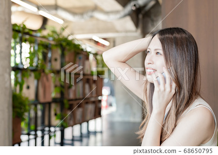 談智慧型手機的女商人 談智慧型手機的女商人 68650795
