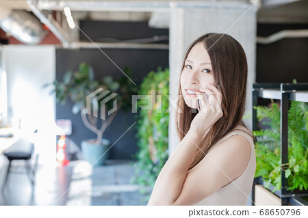 談智慧型手機的女商人 談智慧型手機的女商人 68650796