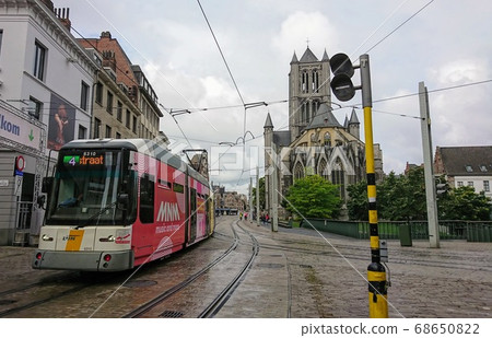 在比利時根特教堂旁邊的電車 在比利時根特教堂旁邊的電車 68650822