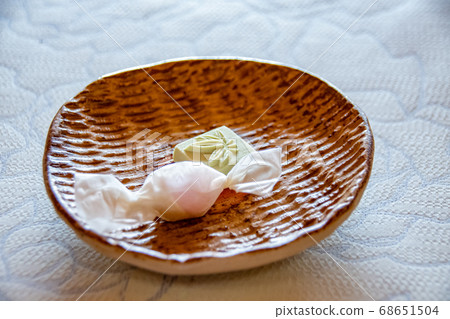 備前小盤子和乾糖果 備前小盤子和乾糖果 68651504