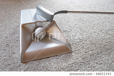 Indoor mini golf 68652343