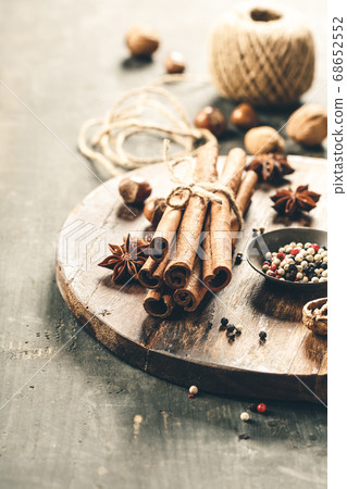 spices, autumn or winter cooking concept apple pie, cider, vinegar or mulled wine 68652552