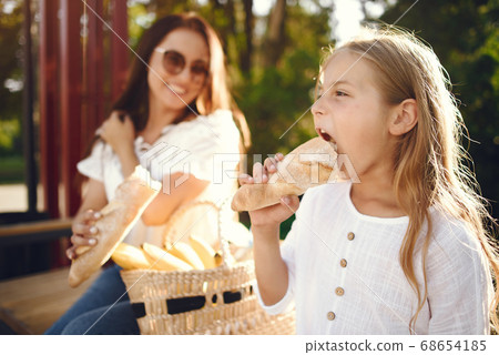 Mother with daughter playing in a summer paek 68654185
