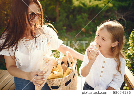 Mother with daughter playing in a summer paek 68654186