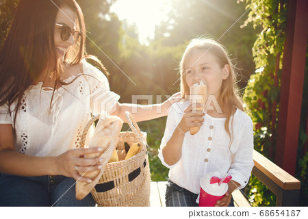 Mother with daughter playing in a summer paek 68654187