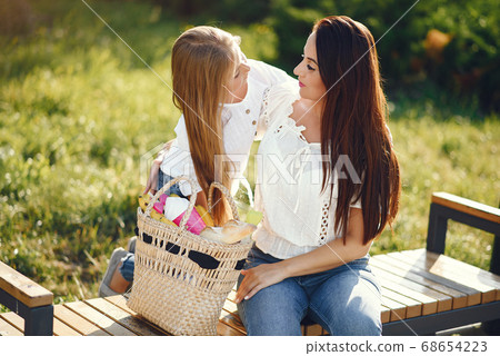 Mother with daughter playing in a summer paek 68654223