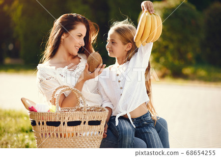 Mother with daughter playing in a summer paek 68654255
