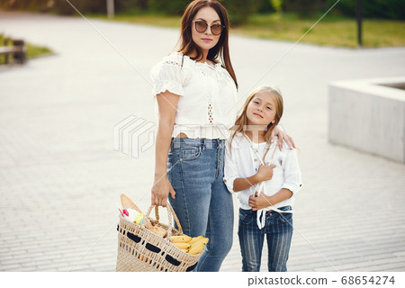 Mother with daughter playing in a summer paek 68654274