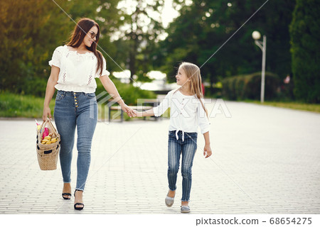 Mother with daughter playing in a summer paek 68654275
