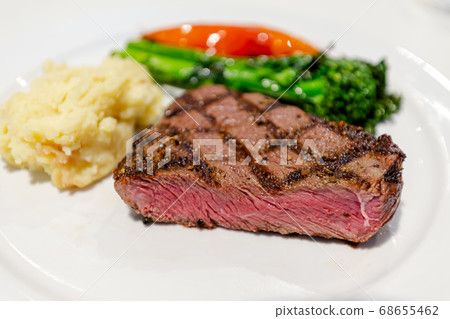 Delicious medium rare sirloin beef steak Delicious medium rare sirloin beef steak 68655462