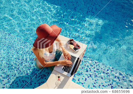 woman using laptop 68655696