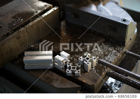 用金屬鋸切割鋁框 68656109