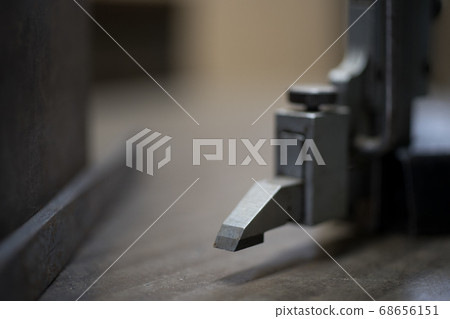 Marking with height gauge 68656151