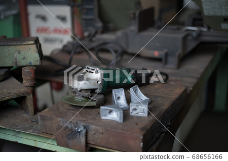 Grinder and aluminum bracket 68656166