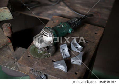 Grinder and aluminum bracket 68656167