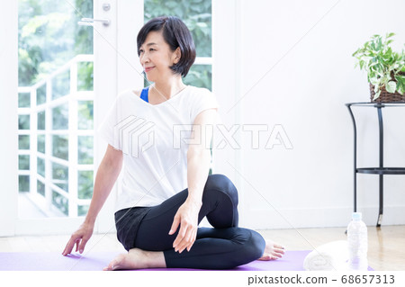 Middle women who play yoga 68657313