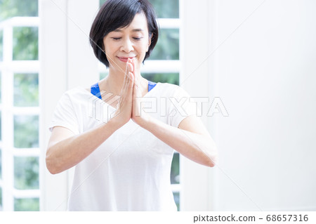 打瑜伽的中年婦女 打瑜伽的中年婦女 68657316