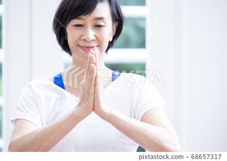 打瑜伽的中年婦女 打瑜伽的中年婦女 68657317