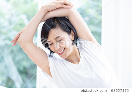 Middle women who play yoga Middle women who play yoga 68657373