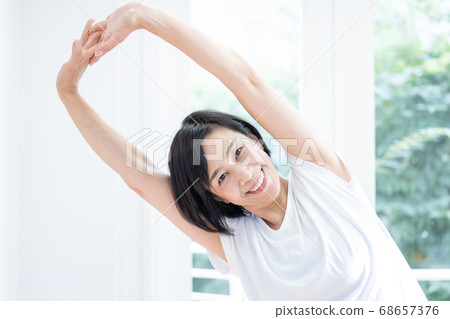 Middle women who play yoga 68657376