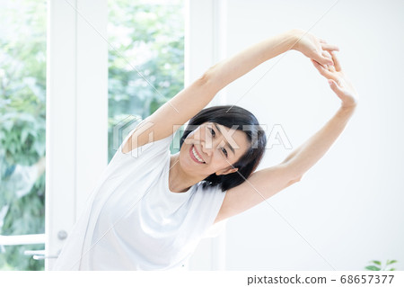 打瑜伽的中年婦女 68657377