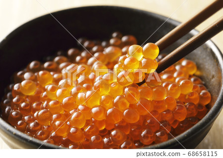 用筷子拿醬油 用筷子拿醬油 68658115