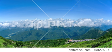 从滋贺县伊吹山山顶眺望的夏季全景 图库照片