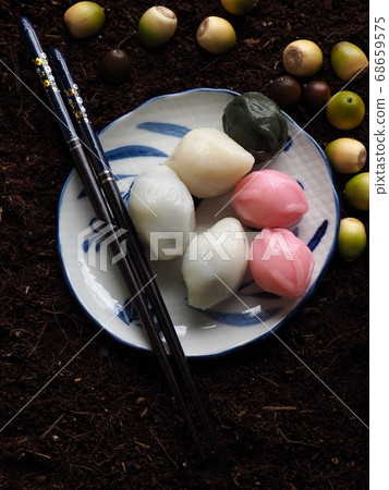 Korean traditional food songpyeon and acorn 68659575