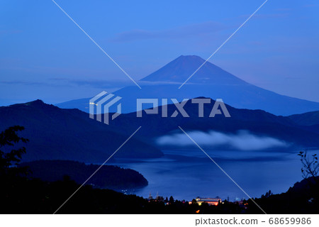 箱根大觀山的富士山黎明 箱根大觀山的富士山黎明 68659986