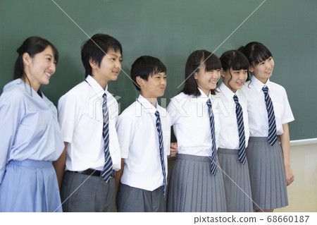 Junior high school students and teachers lined up in front of the blackboard 68660187